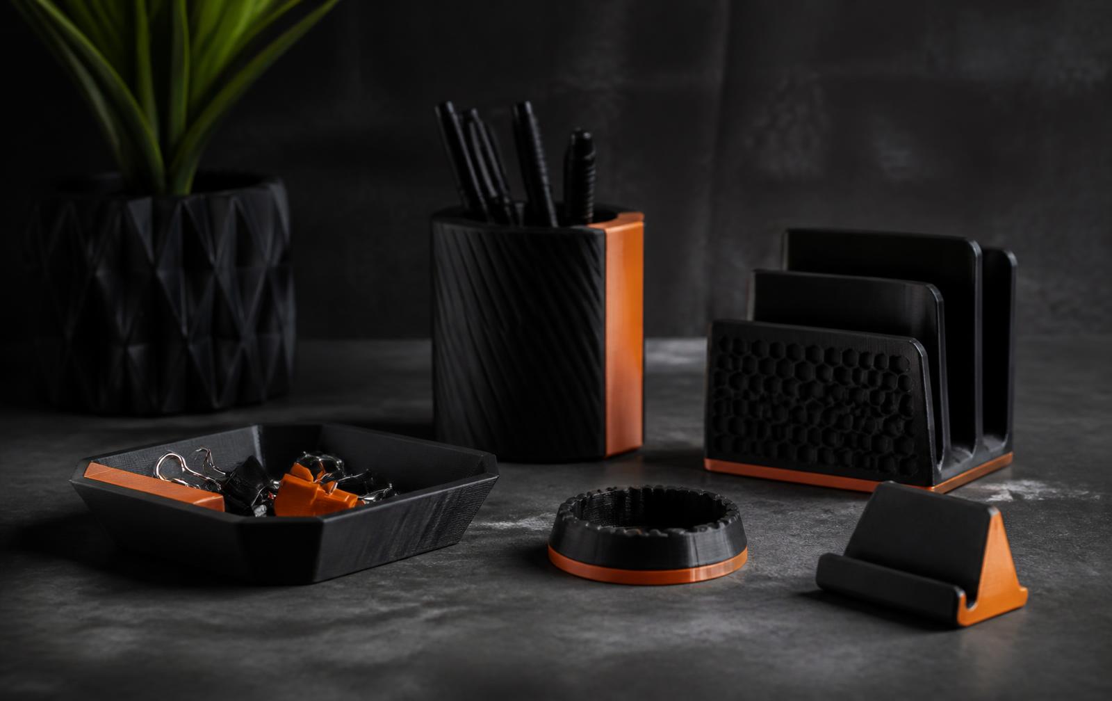 Peças de secretária impressas em 3D em preto e laranja